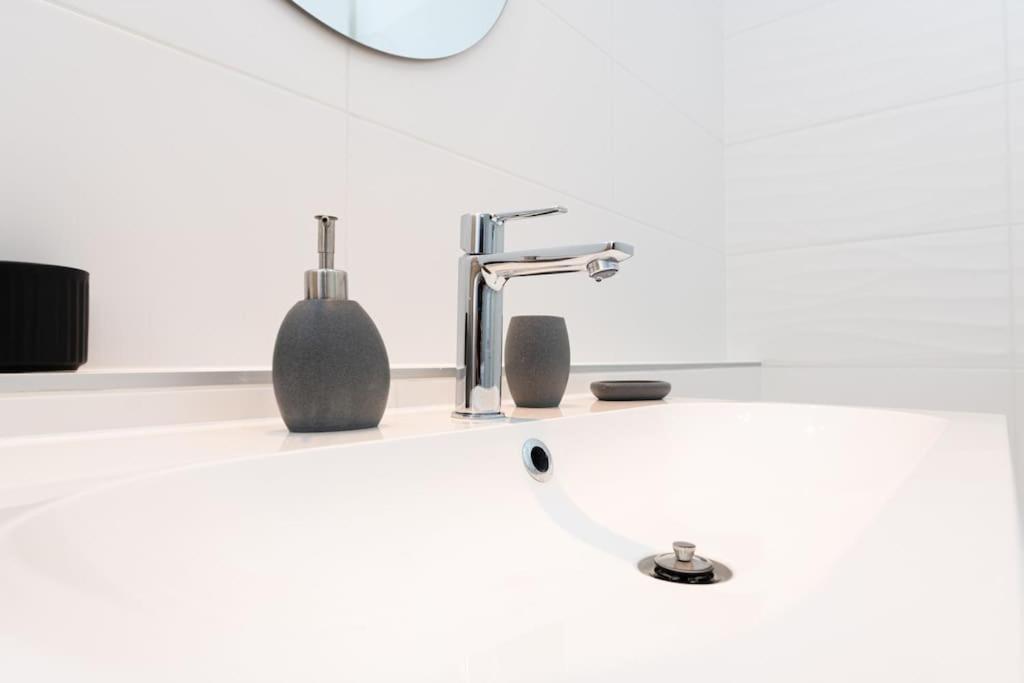 Chic206 Retreat: Modern 1br Gem With Balcony By Nw Apartamento *